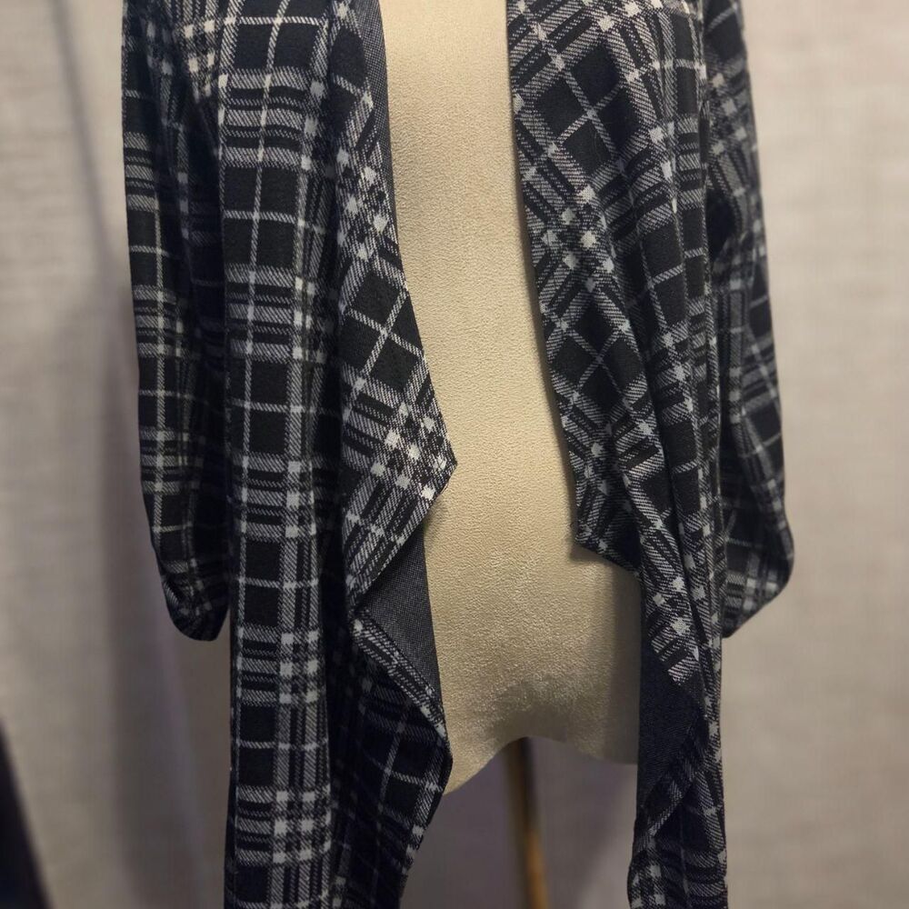 Women's Black/White Quarter sleeve cardigan
